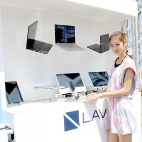 世界最軽量PC「LAVIE Hybrid ZERO」も展示