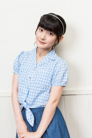 水色のギンガムチェックシャツと白いカチューシャで微笑むアイドル時代の嗣永桃子