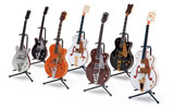 ザ・ビートルズのジョージ・ハリスン愛用の「テネシーローズ」（右から3本目）をはじめとした、世界的ギターブランド『GRETSCH（グレッチ）』の8分の1フィギュア　
