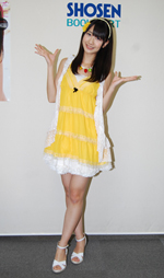 AKB48の柏木由紀が史上初のフォトカードマガジンに！ 「プチプチ開けて