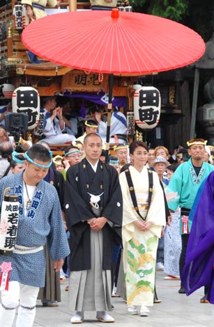 海老藏 麻央在成田山新勝寺举办结婚奉告参拜仪式 中日对照