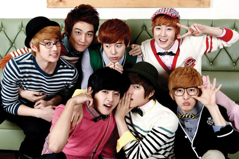 U-KISS（左から時計回りにEli（イライ）、AJ（エイジェイ）、Hoon（フン）、Kevin（ケビン）、Seop（キソプ）、SooHyun（スヒョン）、DongHo（ドンホ））　