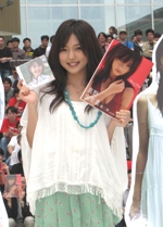 ≪超目玉★12月≫ 真野恵里菜がオトナな表情の写真集発売イベント。「表紙を親に アイドル
