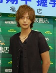 俳優・三浦翔平が写真集を発売。向井 理ら“旬な男優”の仲間入り