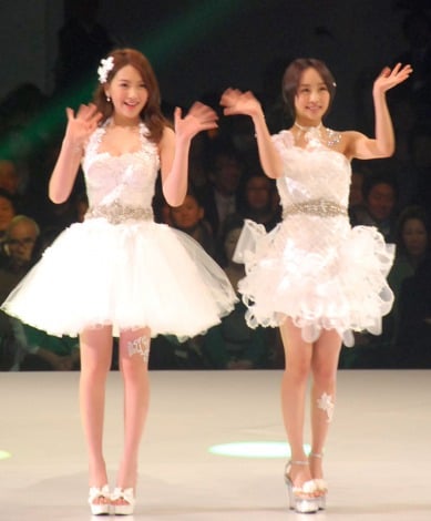 (왼쪽부터) KARA의 지영과 니콜 = 카츠라 유미 그랜드 컬렉션 "Beautiful Changes"(C) ORICON DD inc. 