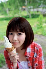 北海道の大自然の中でソフトクリームを堪能＝島崎遥香ファースト写真集『ぱるる、困る』 