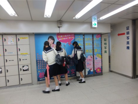JR渋谷駅自由通路付近のロッカーに貼り付けられた「開運ステッカー」を通行人が次々と持って帰っていきました（C）テレビ朝日 