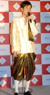 タイらしく…金ピカ衣装で登場した『タイ・セレクト』広報大使の名倉潤 (C)ORICON NewS inc.