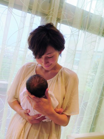 愛息子との2ショットを披露した田丸麻紀 ※『mamagirl』最新号(エムオン・エンタテインメント/11月25日発売)より