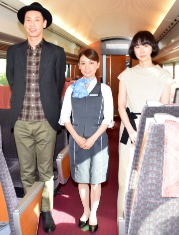 大混雑となった列車内会見の模様\u003d映画『ロマンス』の