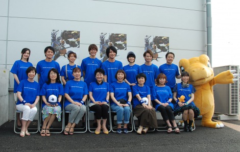 前列左から徳光由禾、松本美和、重松花鳥、坂本千夏、山口眞弓、山田きのこ、竹内順子、AiM 後列左からM・A・O、榎木淳弥、田村睦心、花江夏樹、細谷佳正、吉田仁美、池田純矢、宮崎歩 (C)ORICON NewS inc.