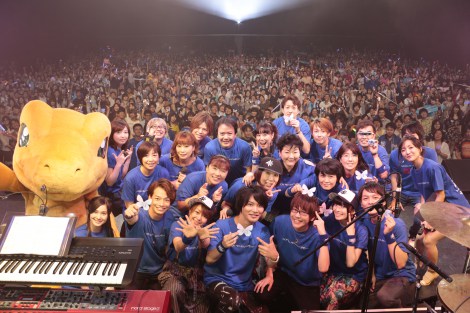 『デジモンアドベンチャーフェス2015』出演全員でファンと記念撮影