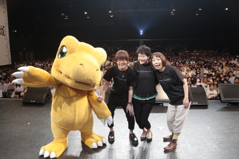 『デジモンアドベンチャーフェス2015』出演全員でファンと記念撮影