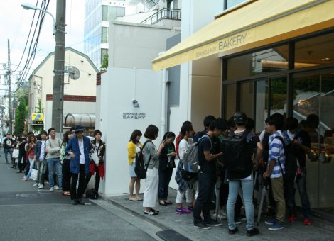 きょうオープンの「ドミニクアンセルベーカリー」に並ぶ人々 (C)oricon ME inc.