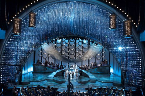XtXL[̑n120NLOuhubN@Curtain for the 2010 Oscars with more than 100,000 crystals, designed by David Rockwell. iCj A.M.P.A.S 