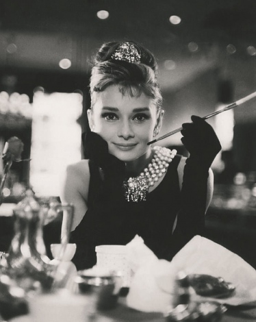 XtXL[̑n120NLOuhubN@Audrey Hepburn in Breakfast at Tiffany's, 1961. iCjParamount The Kobal Collection Howell J Conant 