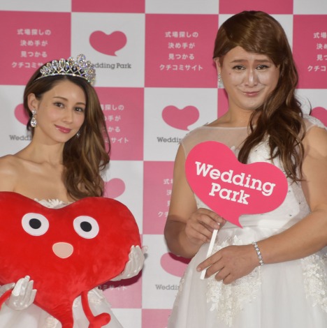 ダレノガレ明美(左)本人の前で顔マネを披露したガリットチュウ・福島善成=『WID2018-Wedding Park Innovation DAY-』 (C)ORICON NewS inc.