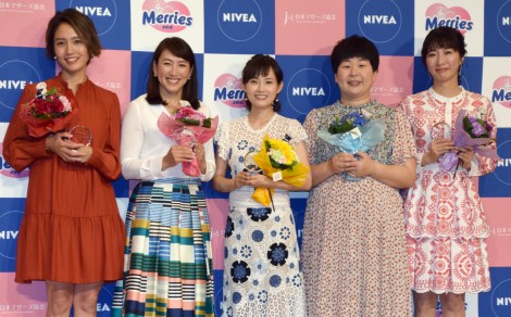 『ベストマザー賞』受賞した(左から)和田明日香、杉山愛、安倍なつみ、大島美幸、経沢香保子=『第11回ベストマザー賞2018』授賞式 (C)ORICON NewS inc.