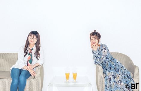 『ar』9月号で山崎ケイ(左)と対談する指原莉乃