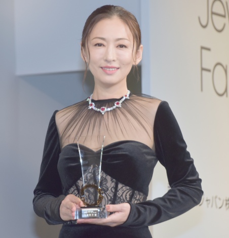 『ジュエリー業界が選ぶ 第6回ウーマン・オブ・ザ・イヤー』を受賞した松雪泰子=ジャパンジュエリーフェア2018(JJF2018)』 表彰式(C)ORICON NewS inc.