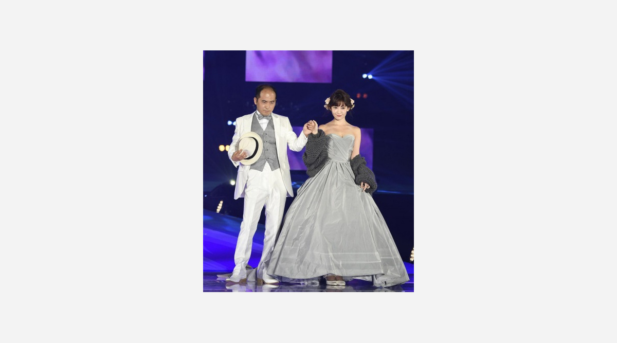 Girlsaward 小嶋陽菜 トレエン斎藤 結婚式風ランウェイ Oricon News Girlsaward 小嶋陽菜 トレエン斎藤 結婚式風ランウェイ Oricon News