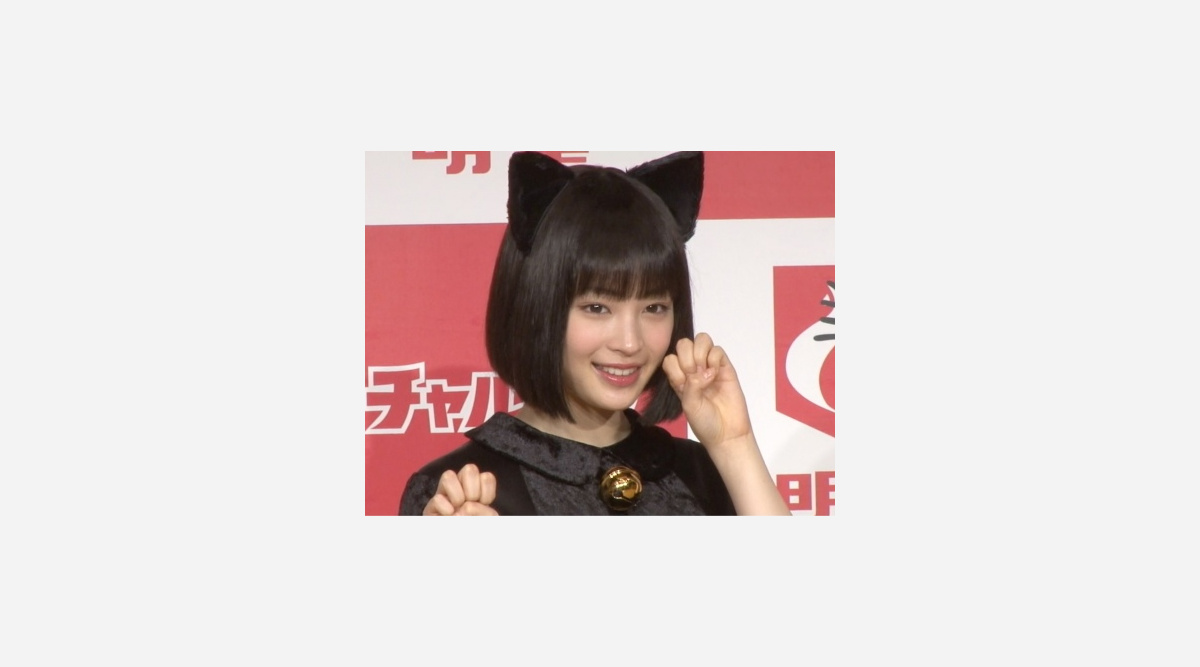 広瀬すず Cmで黒猫に 猫耳コスプレ披露 Oricon News