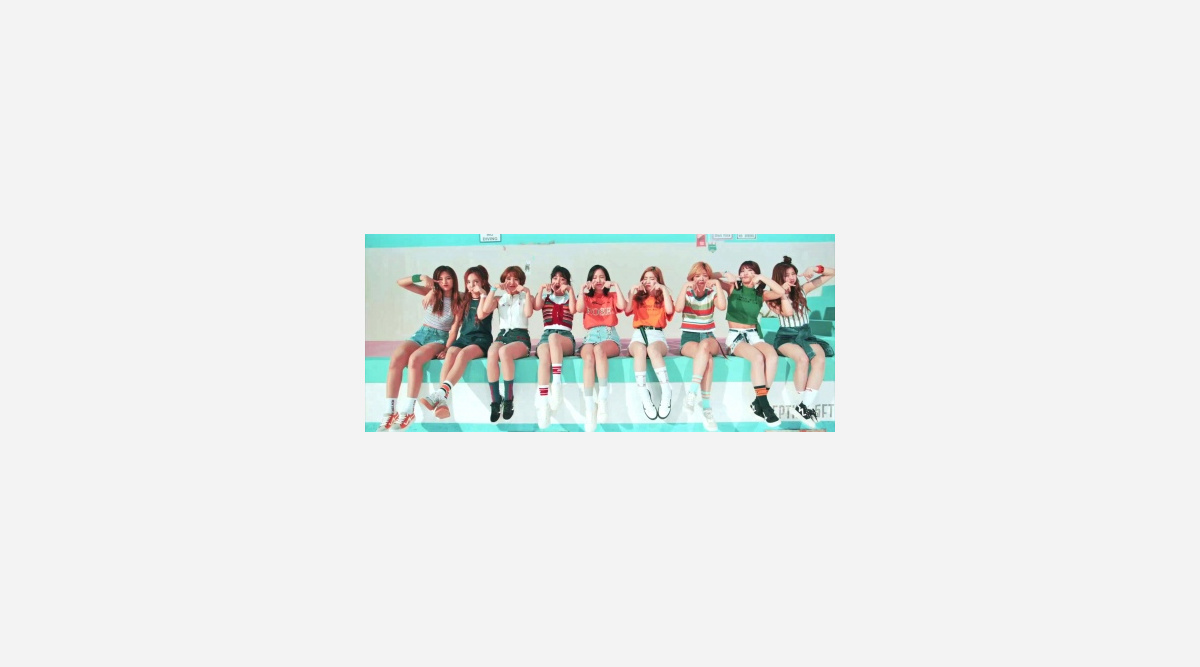 Twice 代表曲 Tt の日本語版mv解禁 カジュアル衣装でttポーズ Oricon News