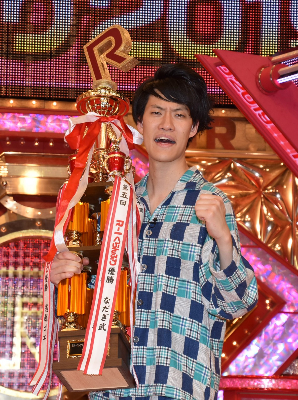 霜降り粗品 R 1最年少v 史上初の2冠 記録ずくめの優勝に やったった Oricon News 霜降り粗品 R 1最年少v 史上初の2冠 記録ずくめの優勝に やったった Oricon News