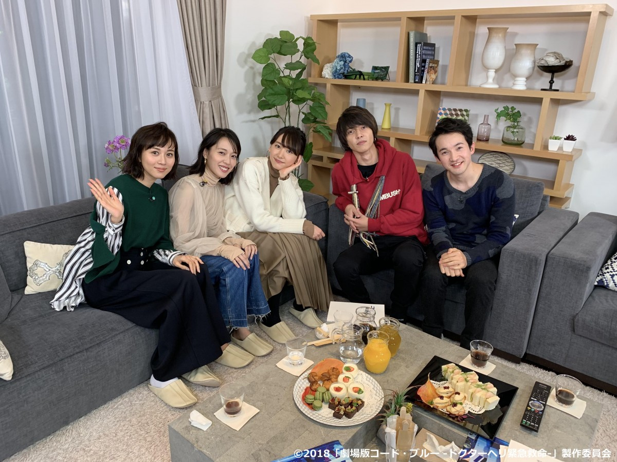 山下智久 新垣結衣ら5人が再集結 コード ブルー コメンタリー集合写真公開 Oricon News