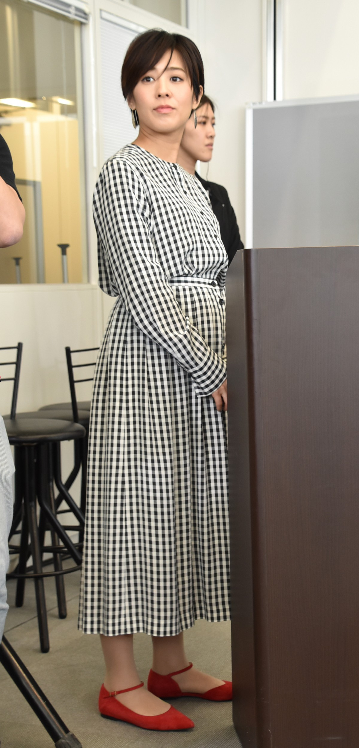 第1子妊娠の椿原慶子アナ ふっくらお腹で月9会見の司会 Oricon News 第1子妊娠の椿原慶子アナ ふっくらお腹で月9会見の司会 Oricon News