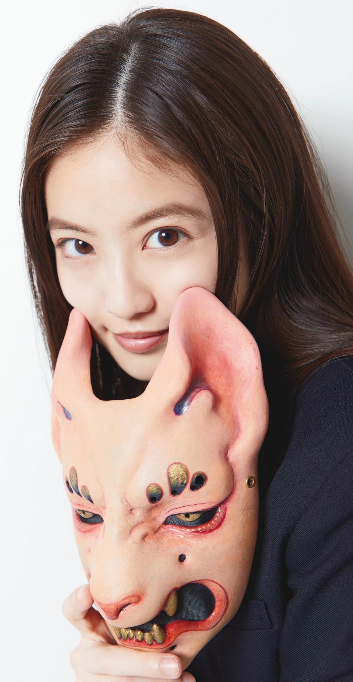 今田美桜 顔を隠して 京極夏彦の新作カバー飾る 異例づくし企画も快諾 Oricon News
