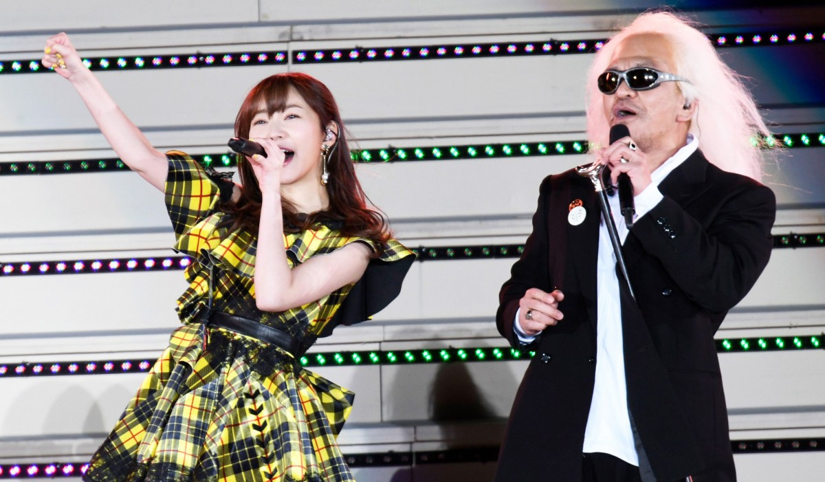 松本人志 指原卒コン登場 内田裕也さんになりきってデュエット ハマスタ大歓声 Oricon News 松本人志 指原卒コン登場 内田裕也さんになりきってデュエット ハマスタ大歓声 Oricon News