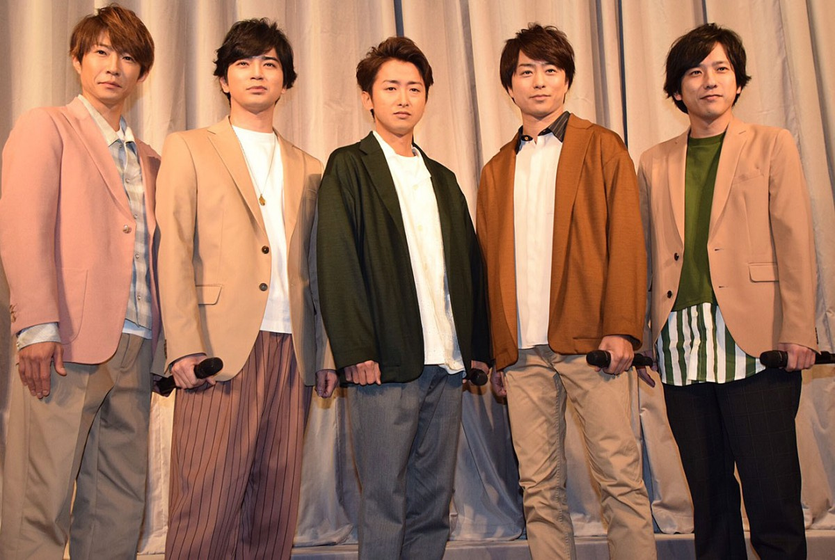 嵐緊急会見 5人で会見 解散ではない 再始動に前向き発言も Oricon News