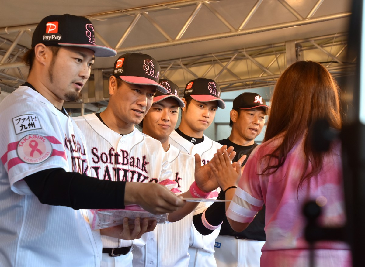 Sb今宮 森 甲斐野選手がピンクリボン運動呼びかけ ロッテ鳥越コーチも参加 Oricon News