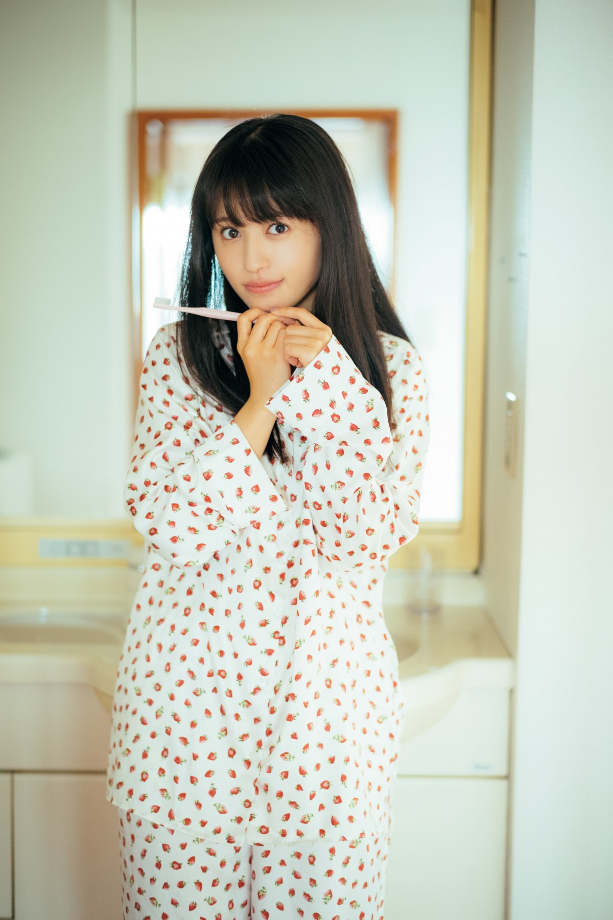 逢田梨香子 ナチュラルなパジャマ姿 大人なドレス姿で魅了 Oricon News
