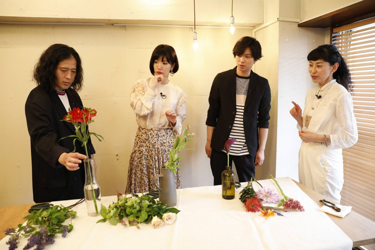 News加藤 ピース又吉 フラワーアレンジメントに挑戦 作家 川上未映子が魅せられた 美の世界 を体験 Oricon News News加藤 ピース又吉 フラワーアレンジメントに挑戦 作家 川上未映子が魅せられた 美の世界 を体験 Oricon News