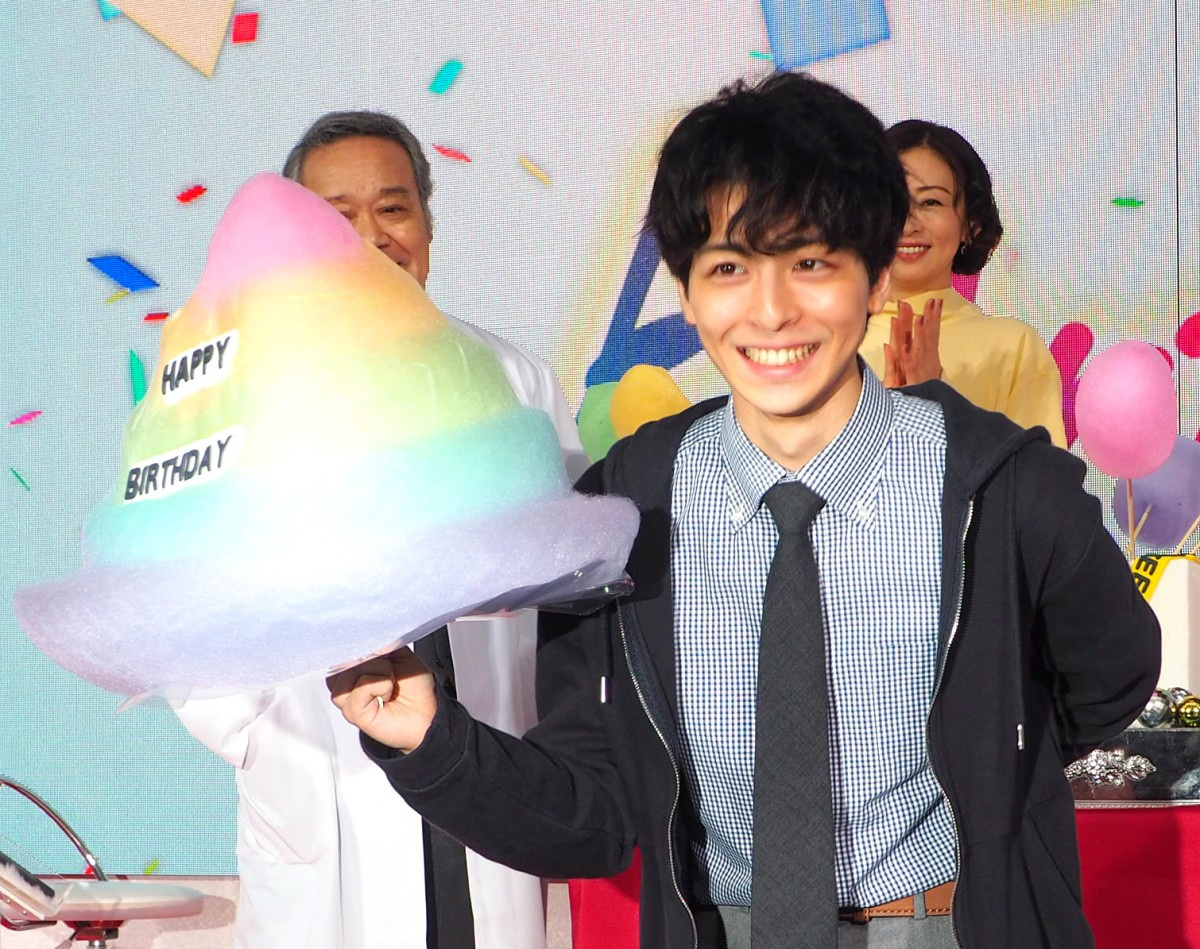 高杉真宙 23歳のバースデー 大森南朋ら サイン 共演者が祝福 Oricon News 高杉真宙 23歳のバースデー 大森南朋ら サイン 共演者が祝福 Oricon News