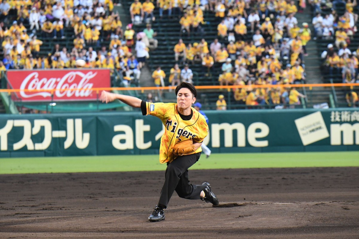 間宮祥太朗 憧れの甲子園でファーストピッチ 芸能界最速 139キロの表示に 夢のよう Oricon News