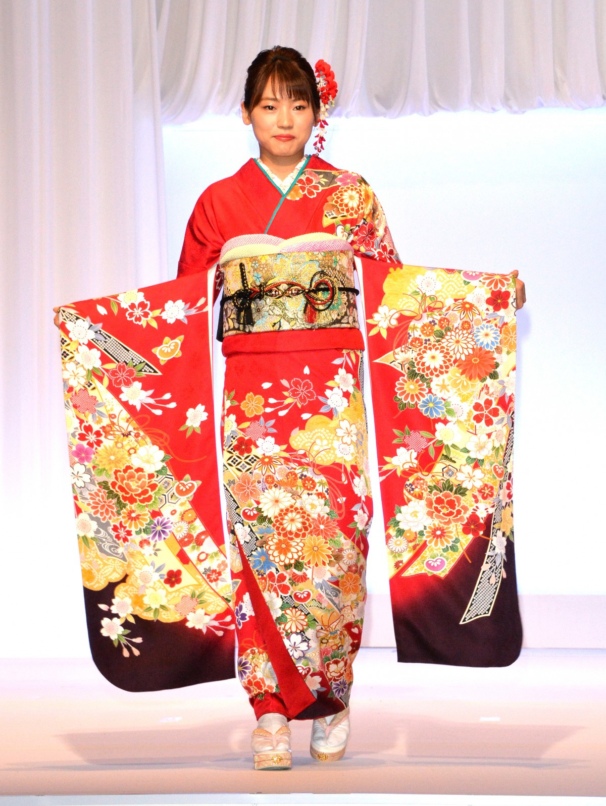 フェンシング 東晟良 振袖で人生初ランウェイ 試合より緊張しました Oricon News フェンシング 東晟良 振袖で人生初ランウェイ 試合より緊張しました Oricon News