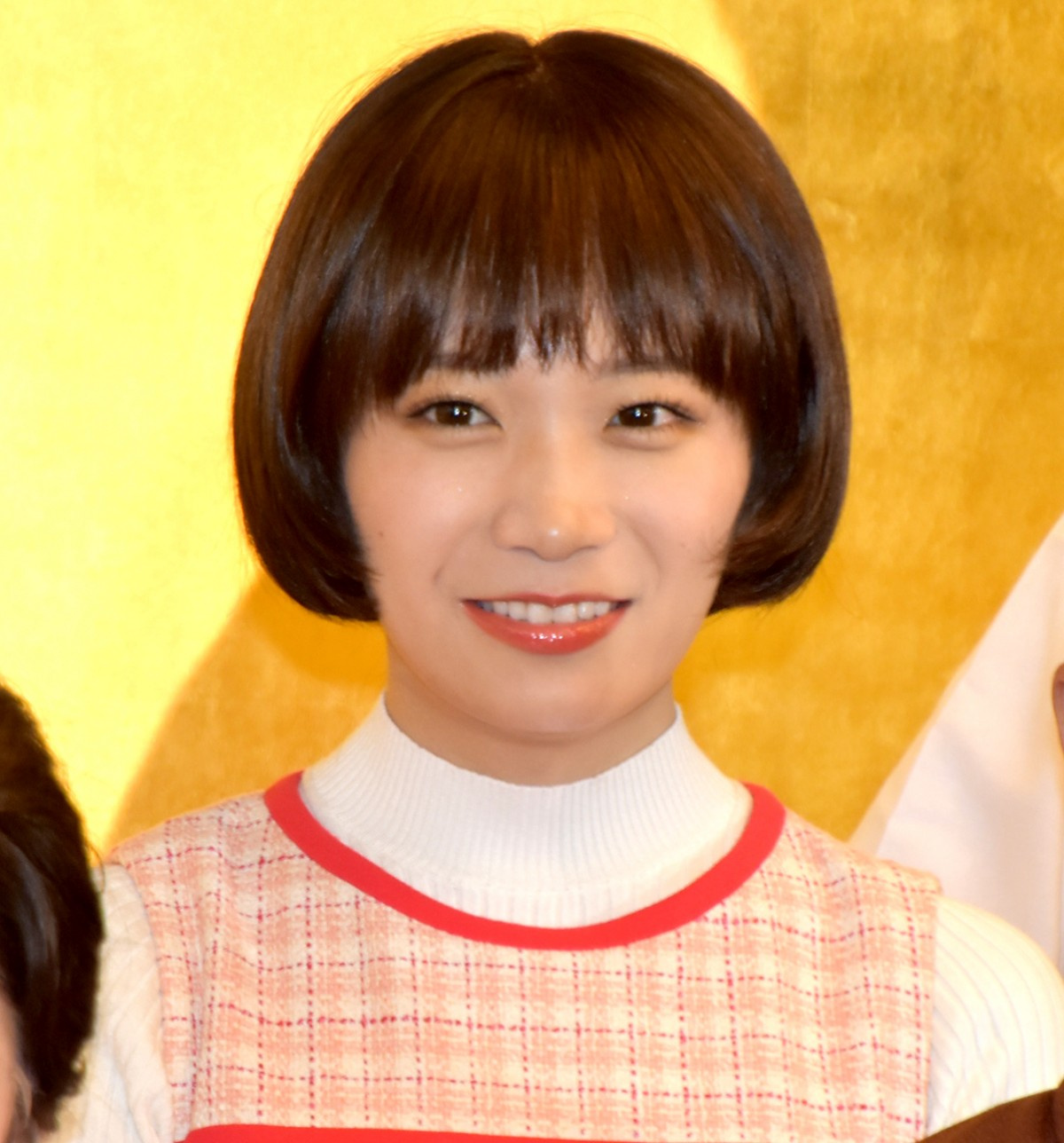 秋元真夏 初舞台は サザエさん ワカメ役 おかっぱ ひざ上ワンピを再現 Oricon News