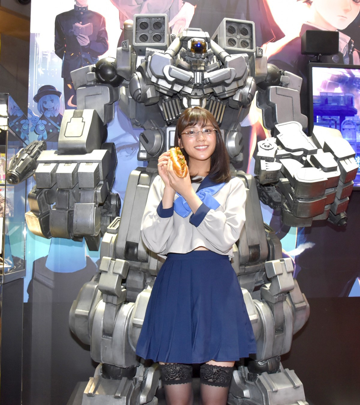 Zip お天気 貴島明日香 セーラー服のコスプレ披露 絶対領域チラ見せに大照れ Oricon News