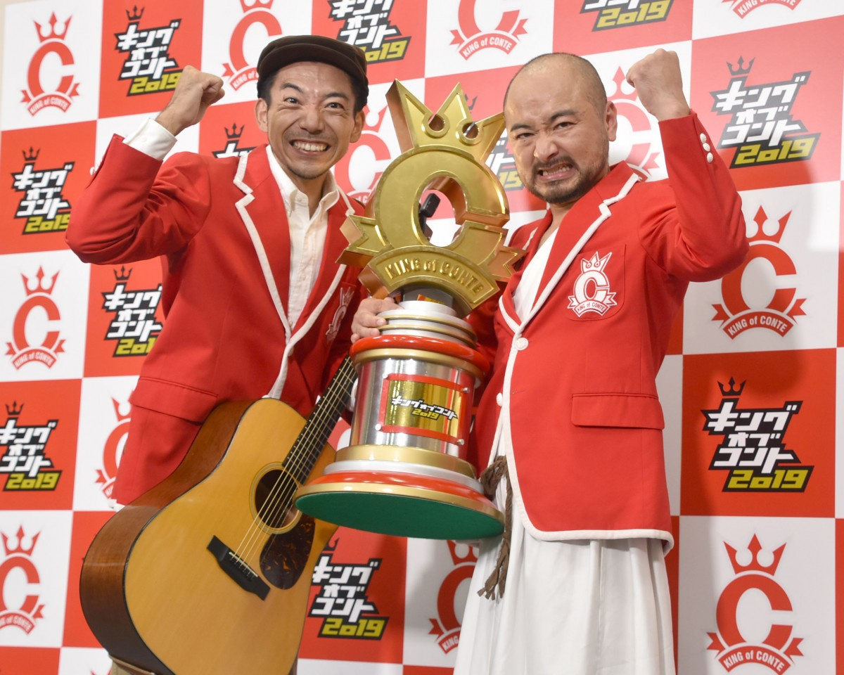 どぶろっく Kocのルール逆手に堂々 下ネタ 事務所のレジェンドに優勝報告 欽ちゃんと二郎さん やりました Oricon News どぶろっく Kocのルール逆手に堂々 下ネタ 事務所のレジェンドに優勝報告 欽ちゃんと二郎さん やりました Oricon News