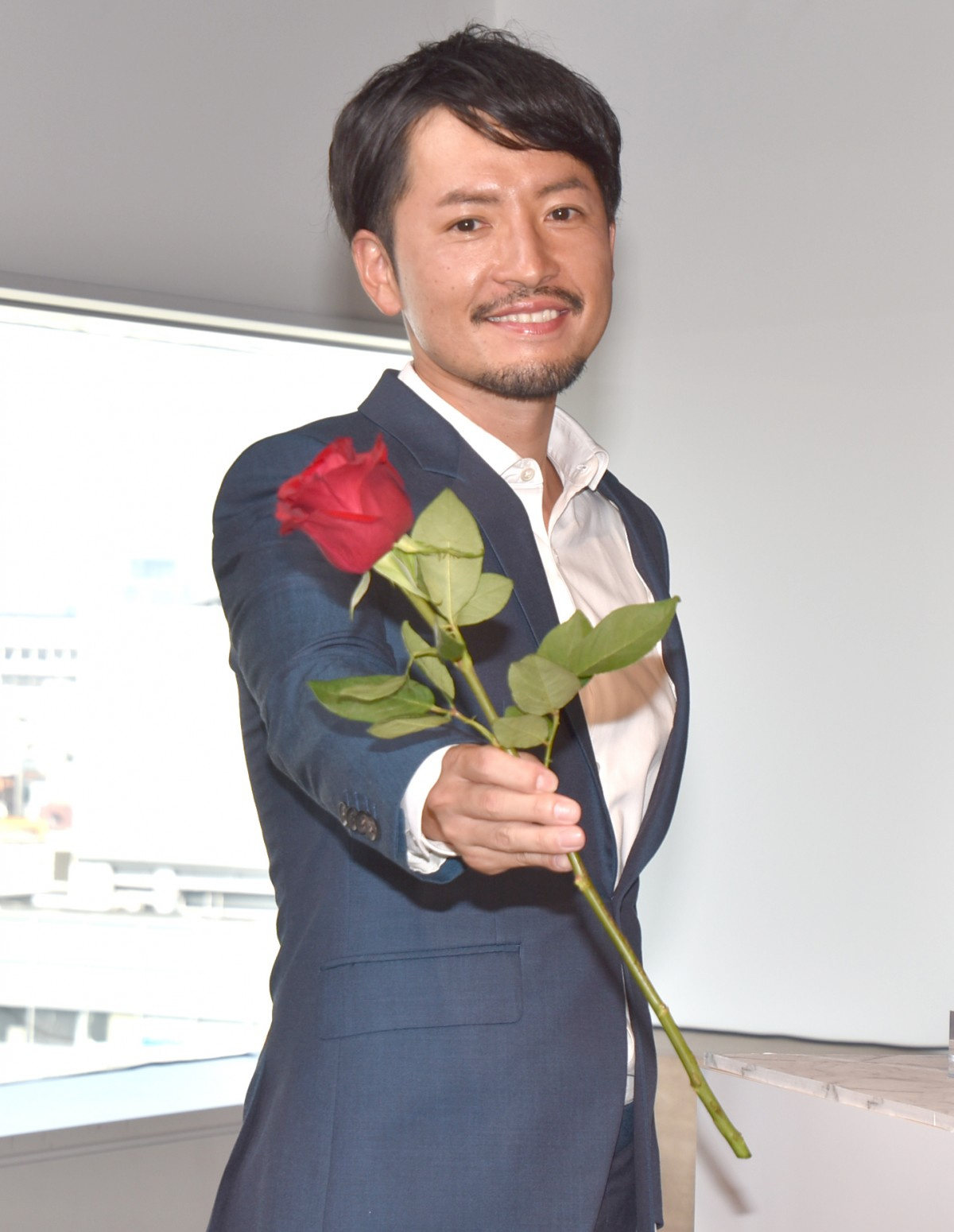 2代目バチェラー小柳津林太郎氏 ローズ持ち写真撮影で笑顔 久しぶりです 誕生日のあす新会社設立へ Oricon News