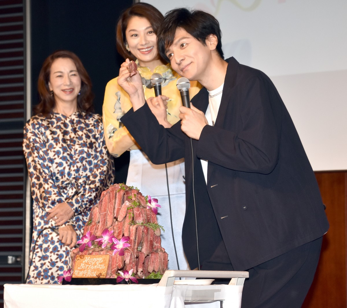 生田斗真 誕生日サプライズに大喜びも 肉ケーキ に本音 特別好きとは Oricon News 生田斗真 誕生日サプライズに大喜びも 肉ケーキ に本音 特別好きとは Oricon News