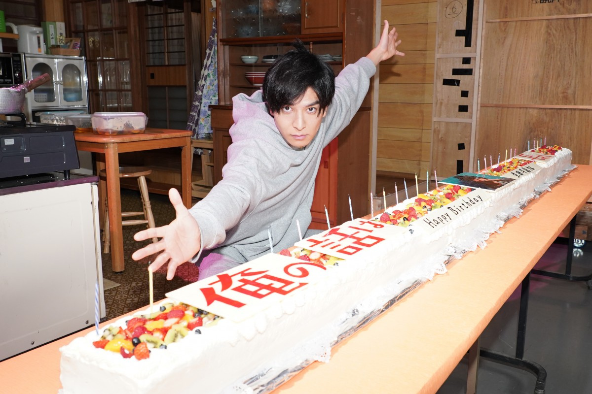 生田斗真へ誕生日サプライズ 3メートルのケーキで祝福 うれしく思っております Oricon News