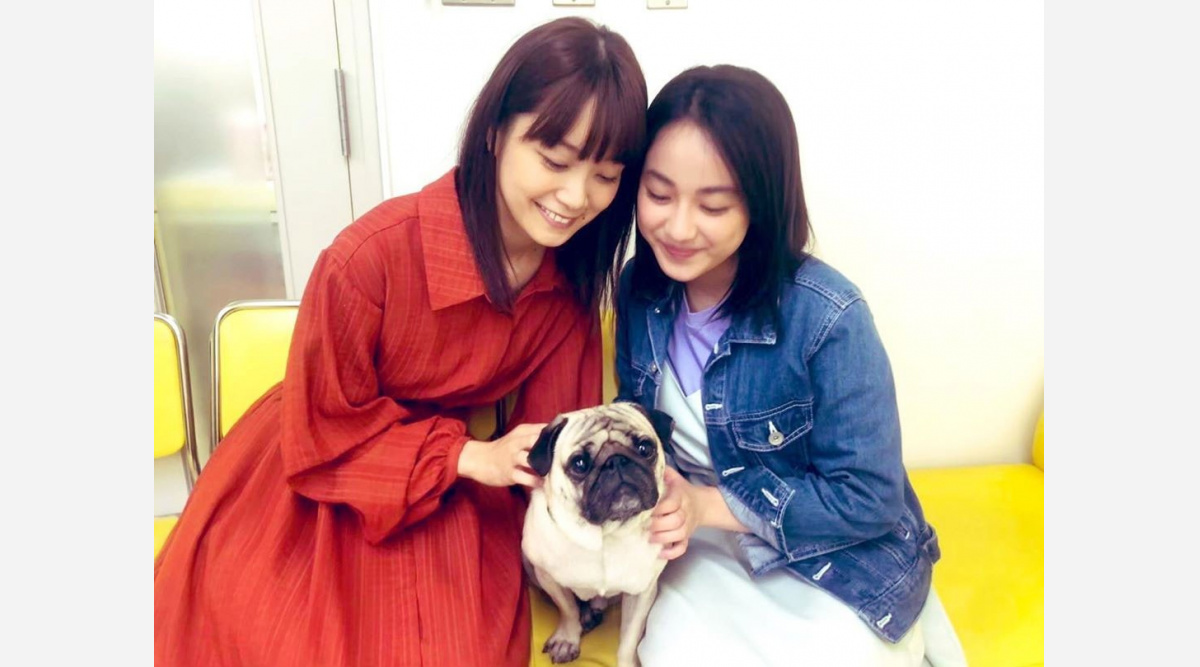 平祐奈 深川麻衣 パグ犬との3ショット公開 美しき二人と一匹っ ほっこり Oricon News