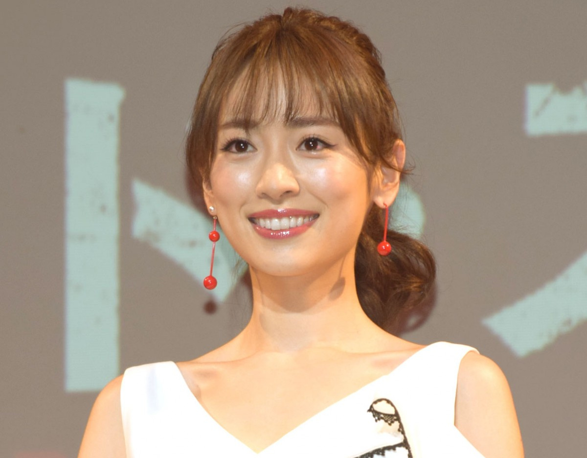 泉里香 ショーパンで美脚大胆披露 南の島のマーメイド ため息出るほどの美人 Oricon News