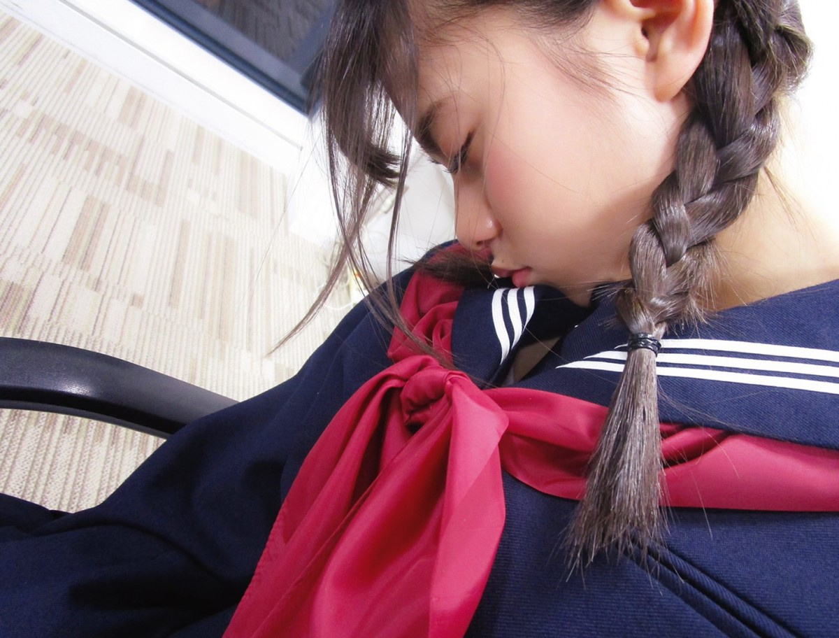 齋藤飛鳥の 三つ編みセーラー服で寝落ち にネットどよめき まさにリアル天使 Oricon News