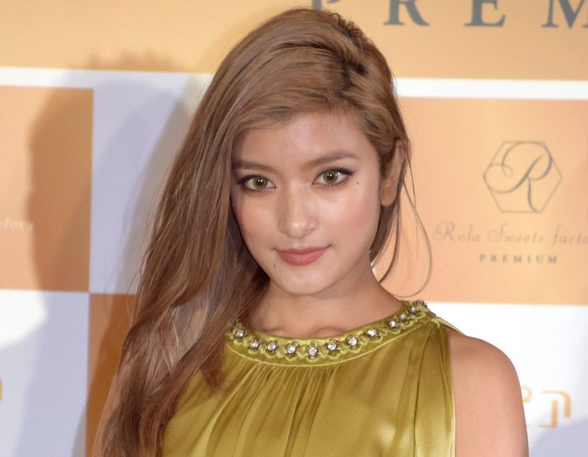 ローラ タイトドレスで美脚 美デコルテ披露 かっこよすぎる エロチックでそそるねー Oricon News