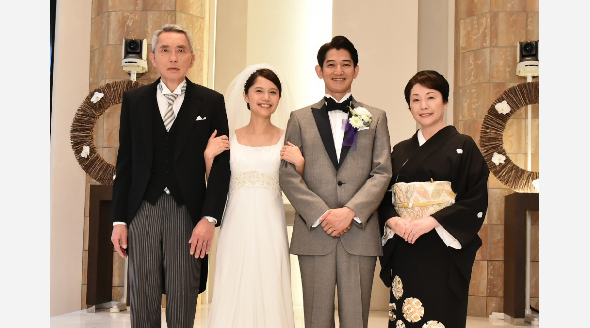 宮崎あおい 瑛太との 結婚写真 披露 両親役の松重豊 松坂慶子 お似合い Oricon News